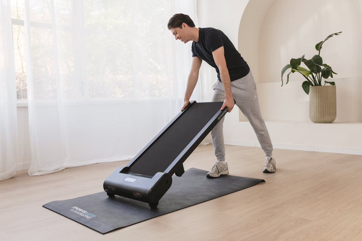 Compacte loopband wordt opgevouwen en weggezet in een klein appartement